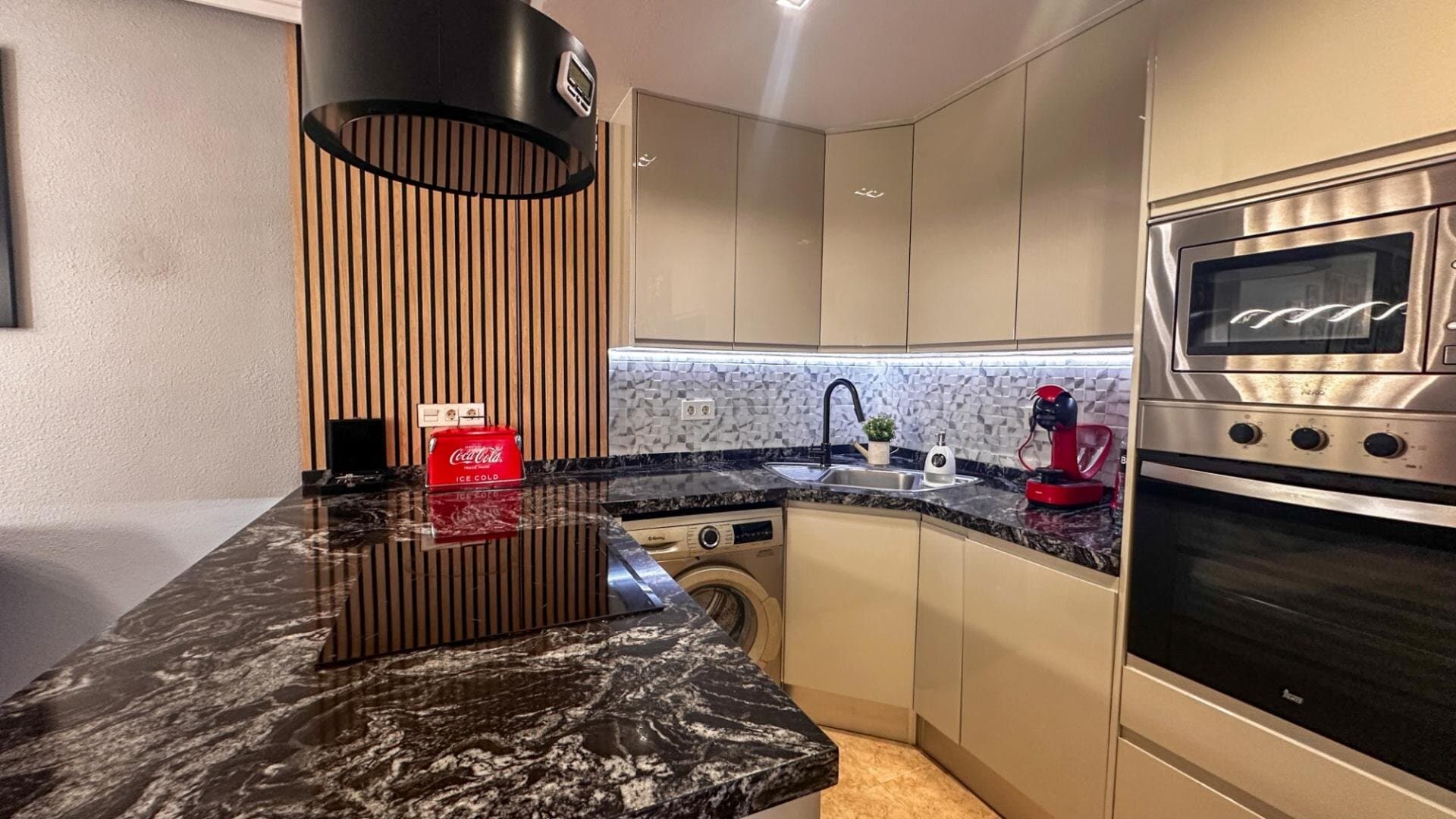3-Bedroom Apartment in Centro, Torrevieja - 2