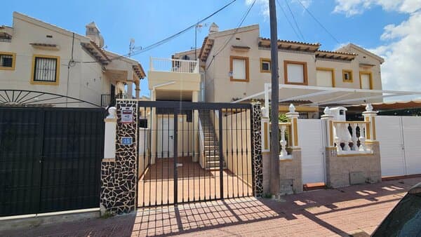 Bungalow de 2 Dormitorios en Punta Prima, Orihuela Costa