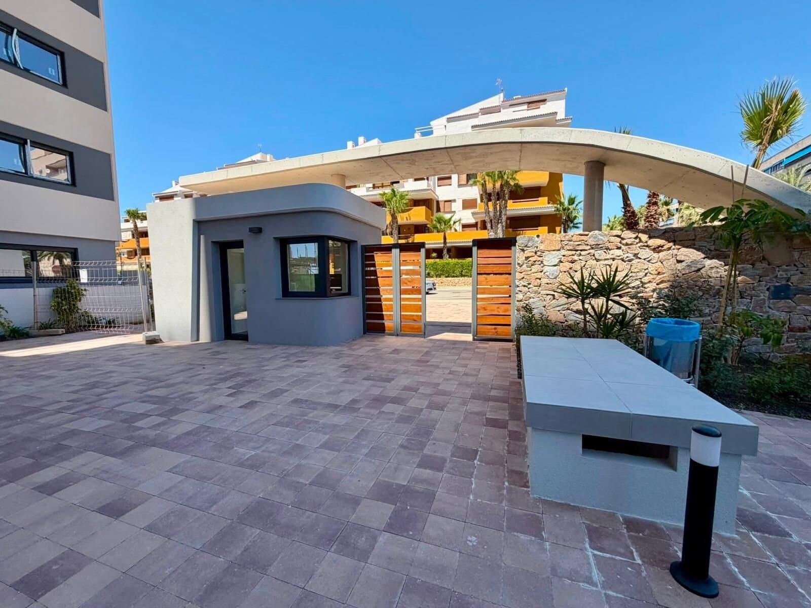 Apartamento de 2 Dormitorios en Punta Prima, Torrevieja - 32