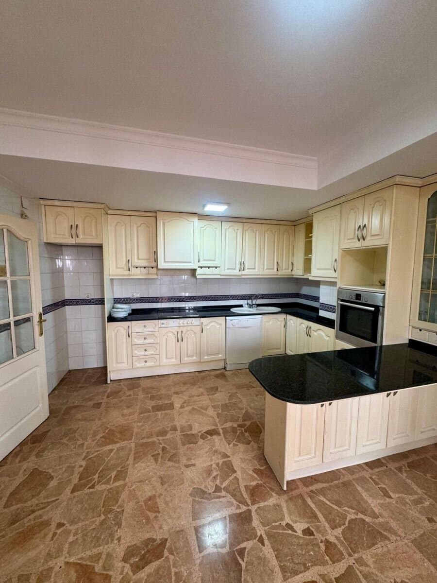 5-Bedroom Apartment in Torrevieja - 3