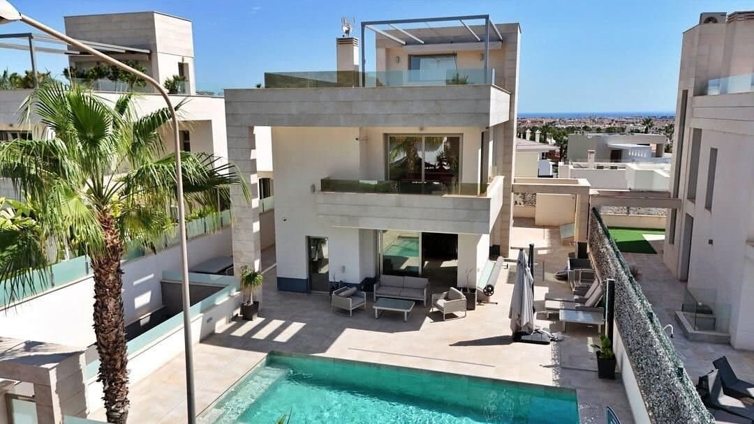 5-Bedroom Villa in Villamartín-las Filipinas, Orihuela Costa