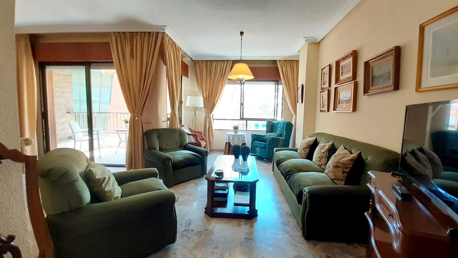 4-Bedroom Apartment in Torrevieja, Torrevieja - 12