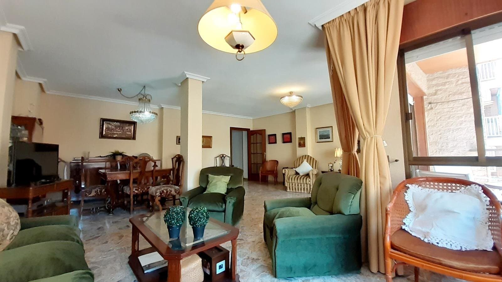 4-Bedroom Apartment in Torrevieja, Torrevieja - 4