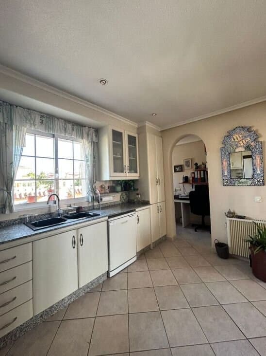 3-Bedroom Villa in Centro, Torrevieja - 12