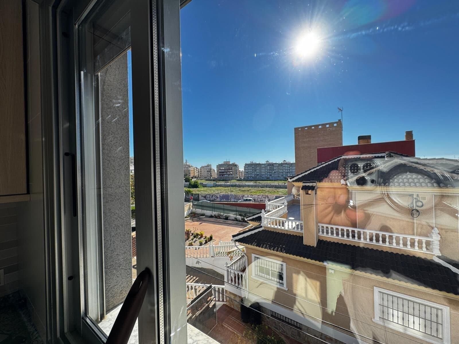3-Bedroom Apartment in Playa de los Locos, Torrevieja - 11