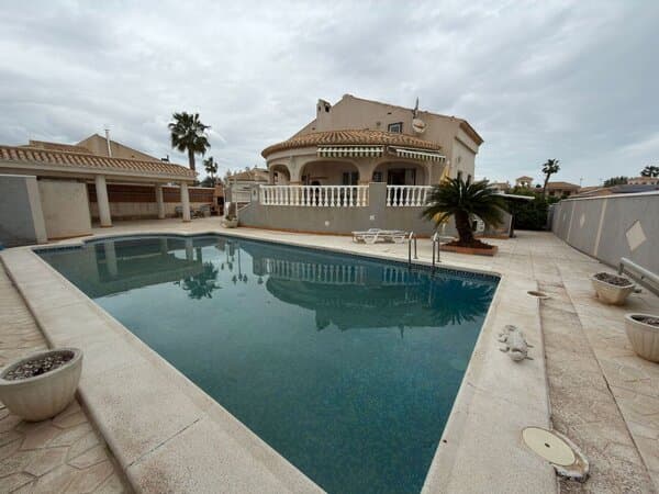 Villa de 5 Dormitorios en La Zenia, Orihuela Costa
