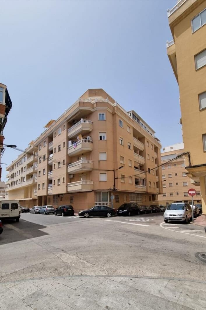 2-Bedroom Apartment in Torrevieja, Torrevieja - 3