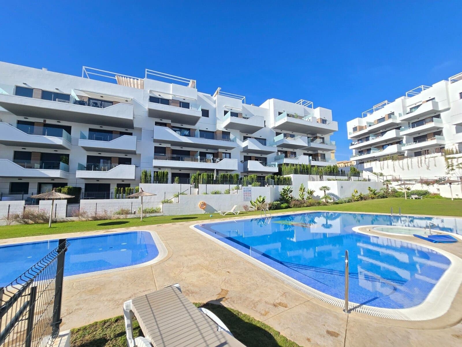 Apartamento de 2 Dormitorios en Las Filipinas, Orihuela Costa - 4