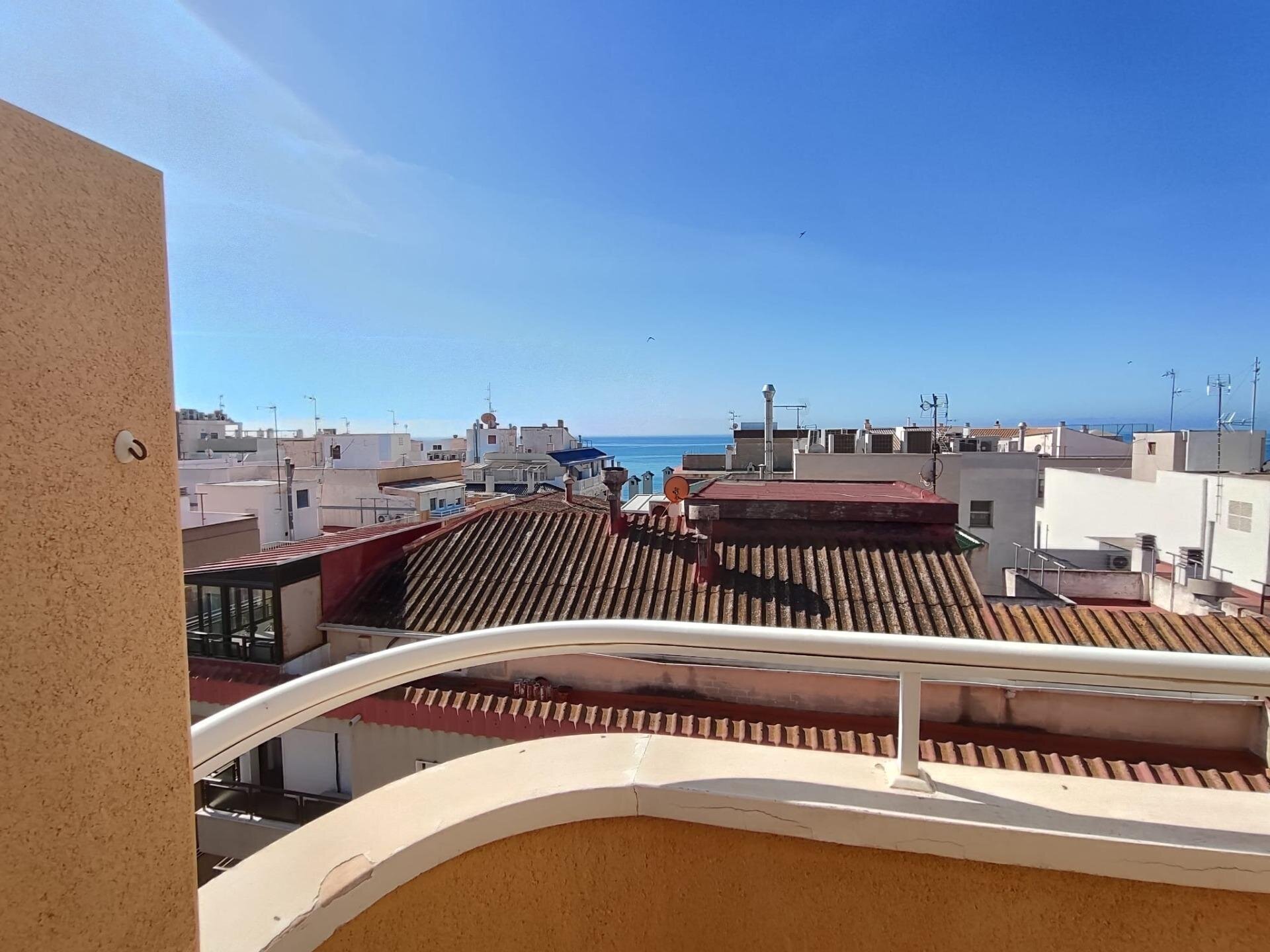 3-Bedroom Penthouse in Paseo Maritimo, Torrevieja - Image 2