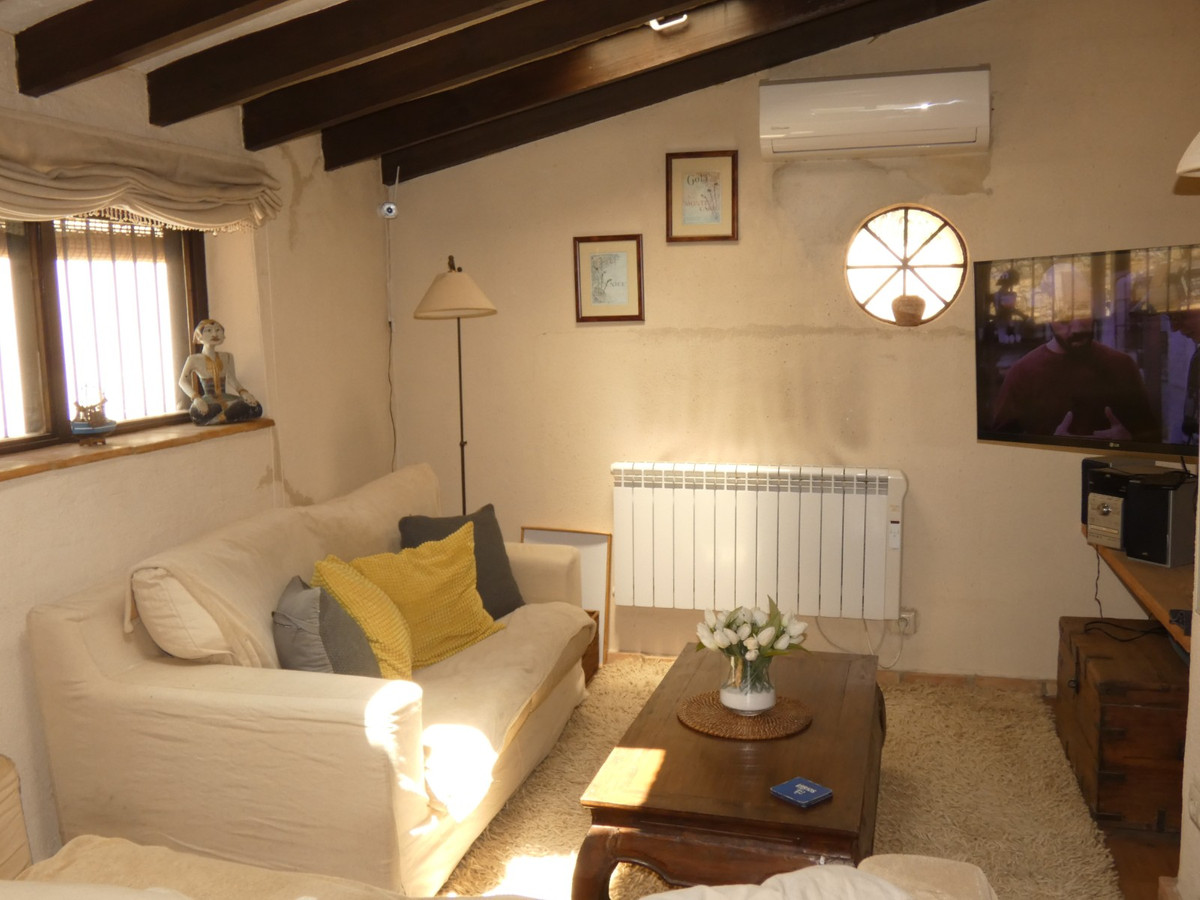 2-Bedroom Detached House in  Altea - Image 2