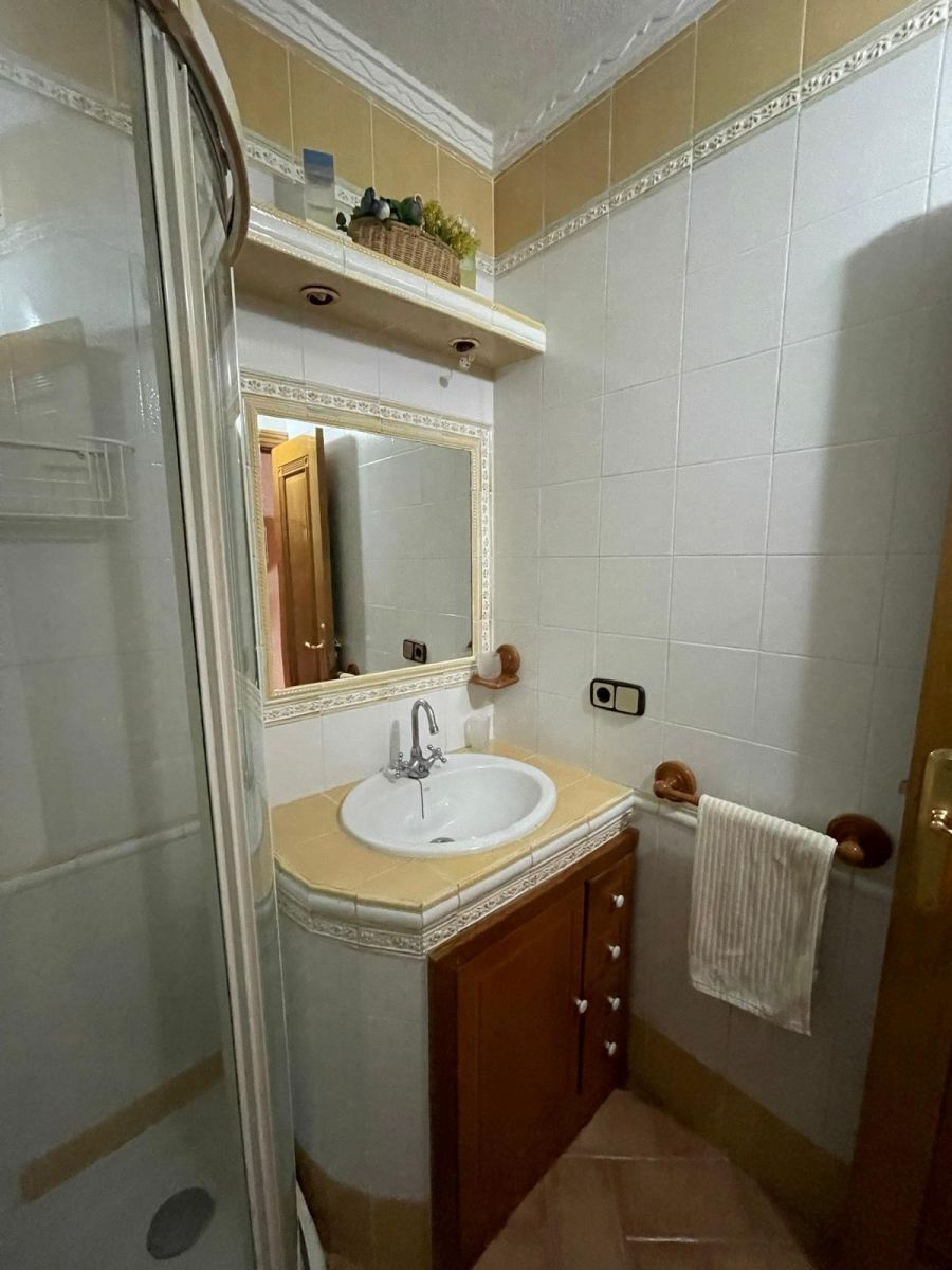 4-Bedroom Apartment in Torrevieja - Image 31