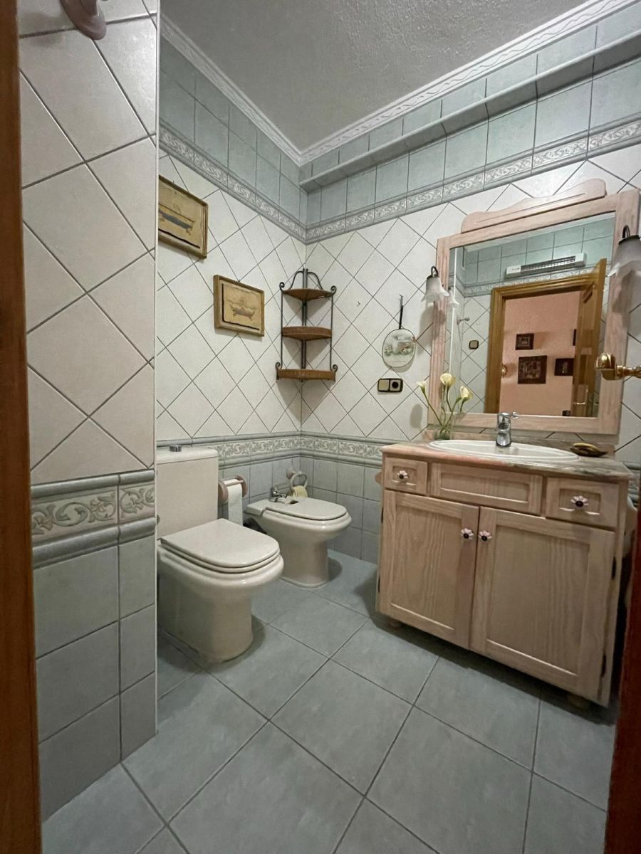 4-Bedroom Apartment in Torrevieja - Image 32