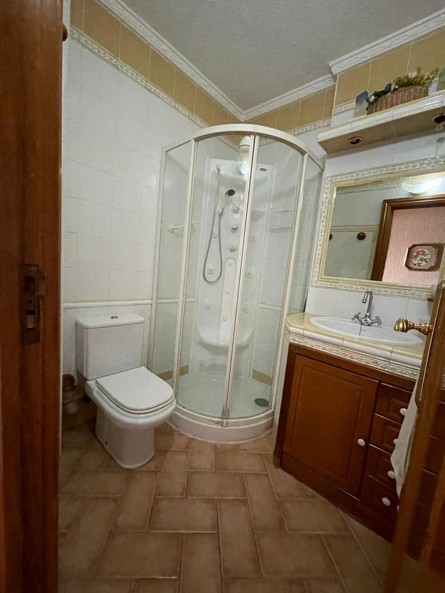 4-Bedroom Apartment in Torrevieja - Image 33
