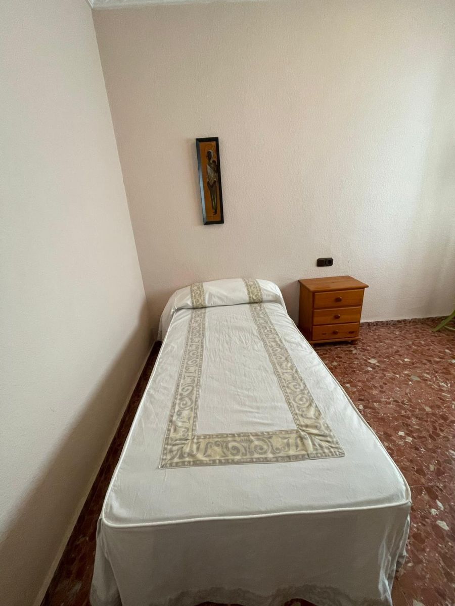 4-Bedroom Apartment in Torrevieja - Image 37