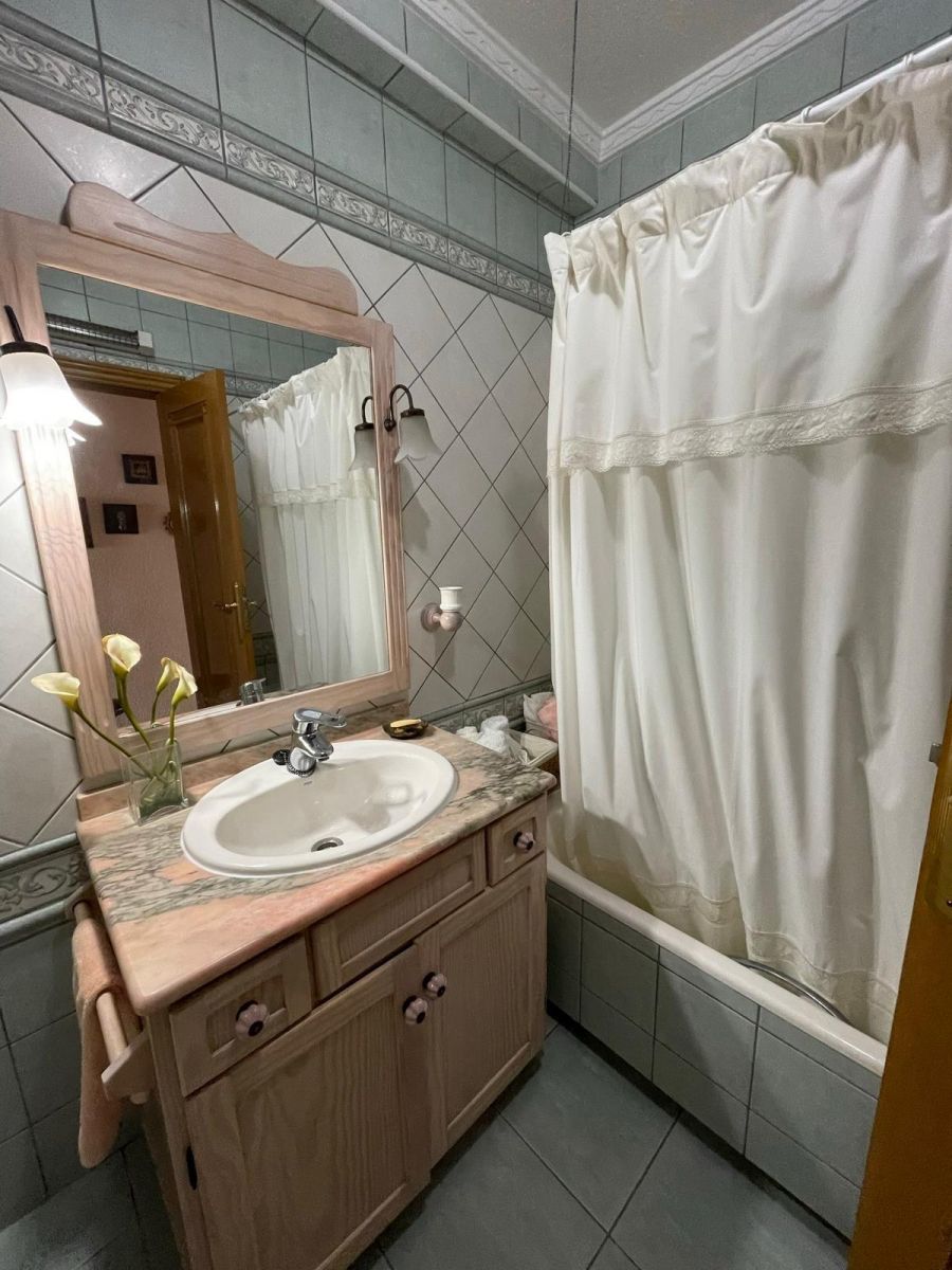 4-Bedroom Apartment in Torrevieja - Image 38