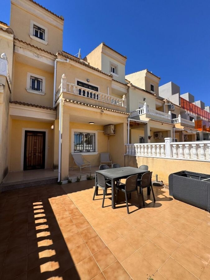 Dom z 3 Sypialniami w Lomas de Don Juan, Orihuela Costa - Image 1