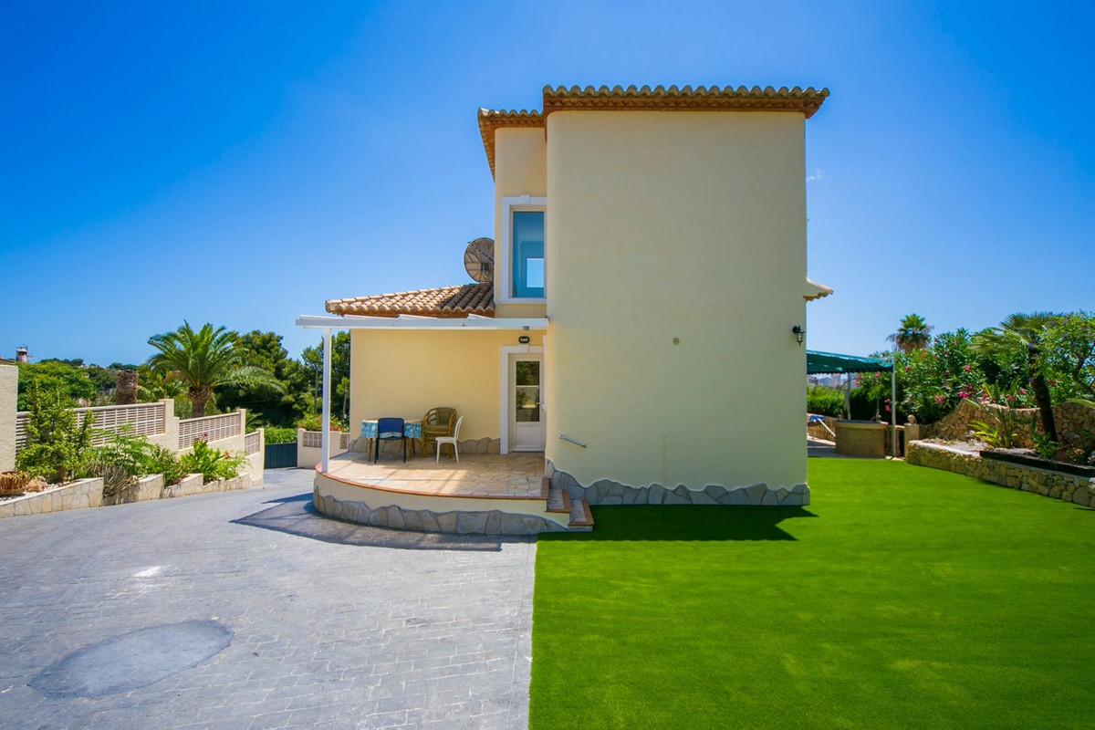 3-Bedroom Detached House in  Calpe - Image 9