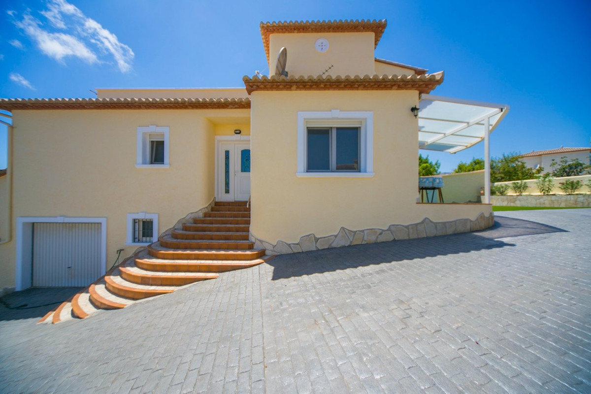 3-Bedroom Detached House in  Calpe - Image 3