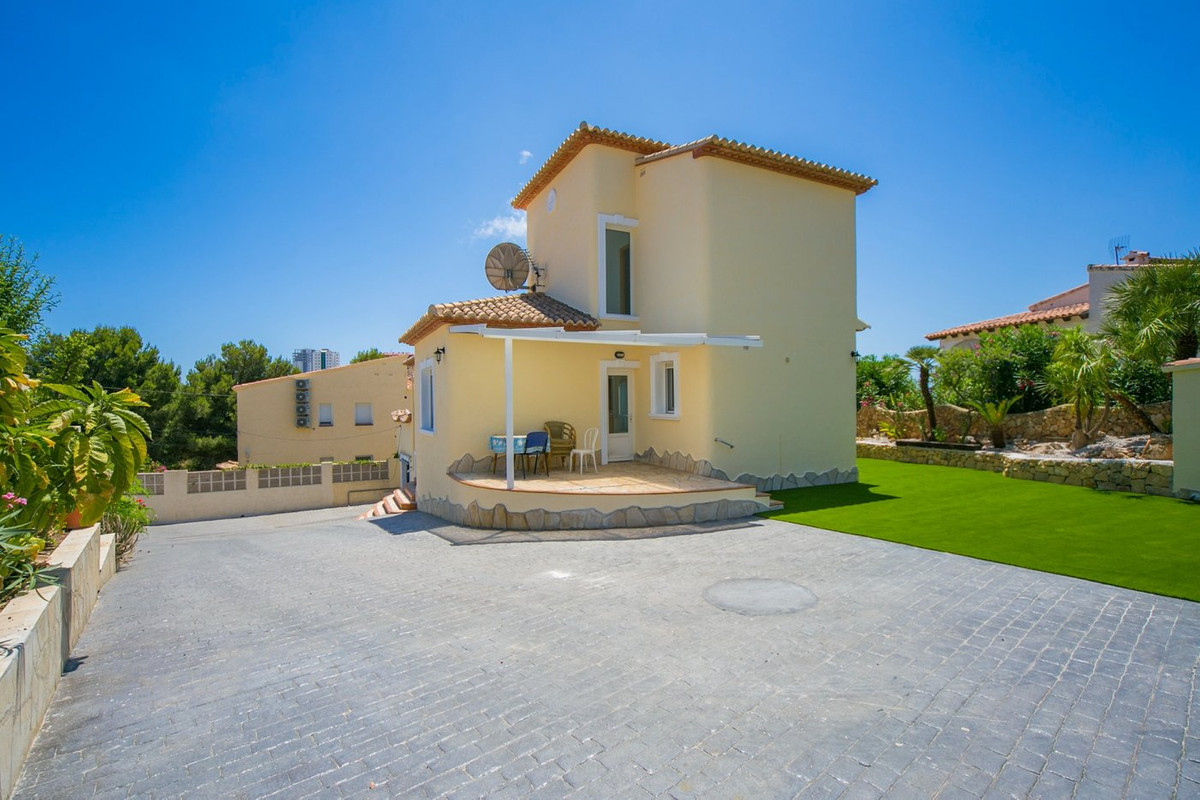 3-Bedroom Detached House in  Calpe - Image 4