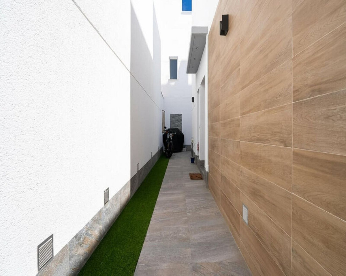 4-Bedroom Villa in Lo Pagán, San Pedro del Pinatar - Image 13