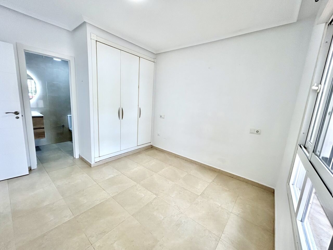 2-Bedroom Apartment in Villamartín-las Filipinas, Orihuela Costa - Image 12