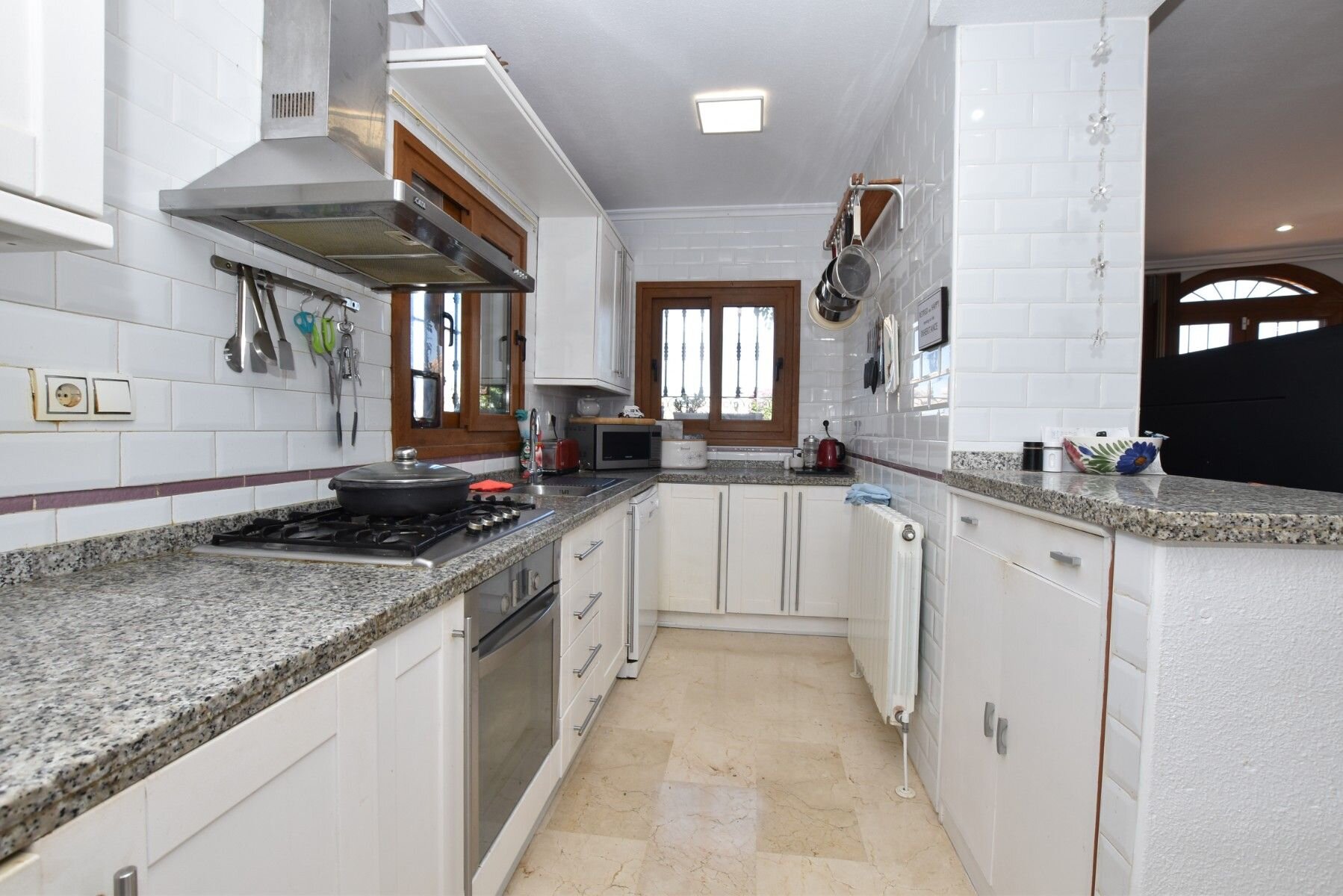 3-Bedroom Villa in Comunidad Valenciana, Algorfa - Image 9