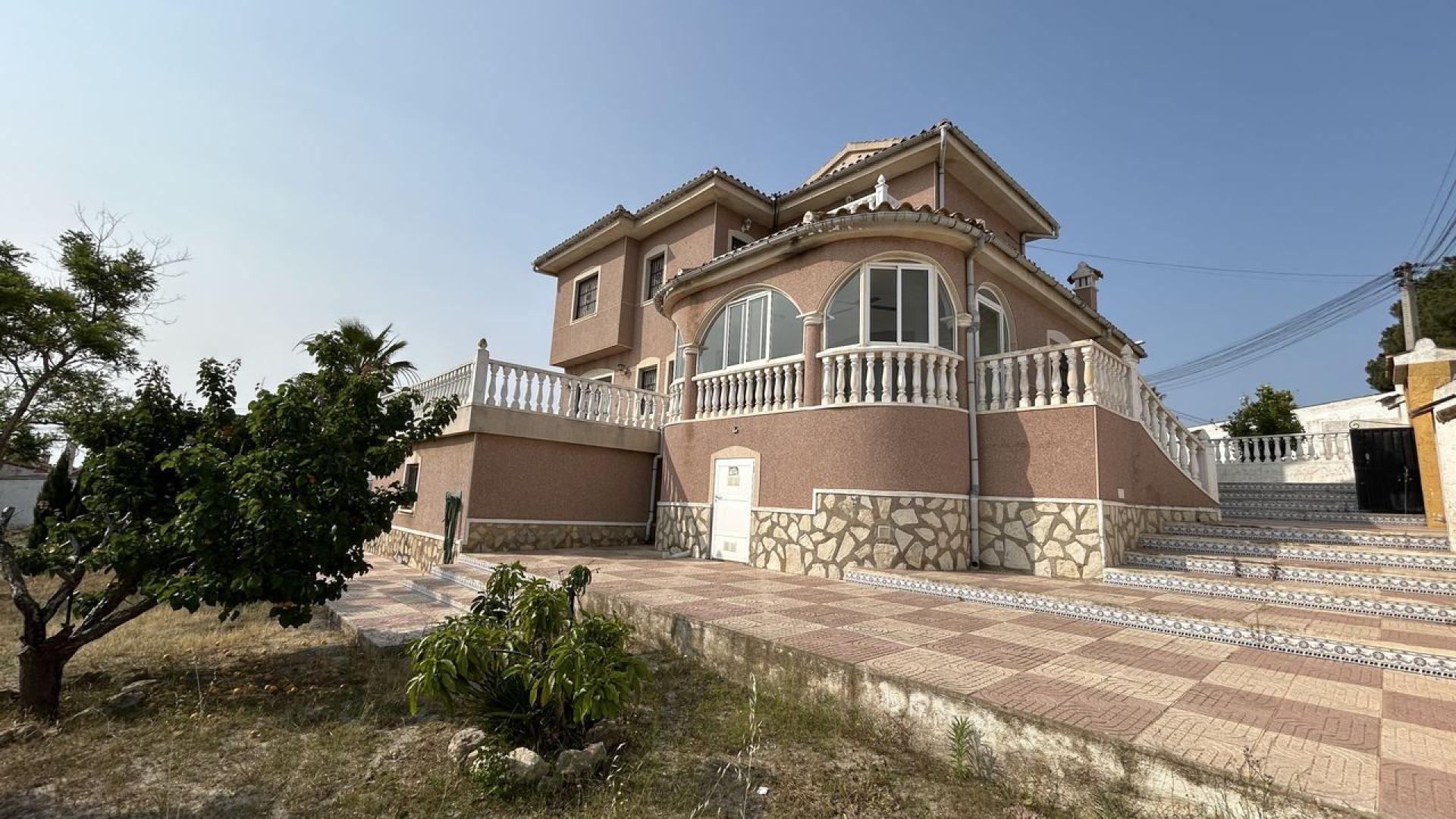 5-Bedroom Villa in Rojales - Image 1