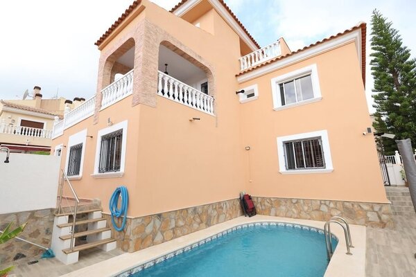Villa de 5 Dormitorios en Pueblo, San Miguel de Salinas