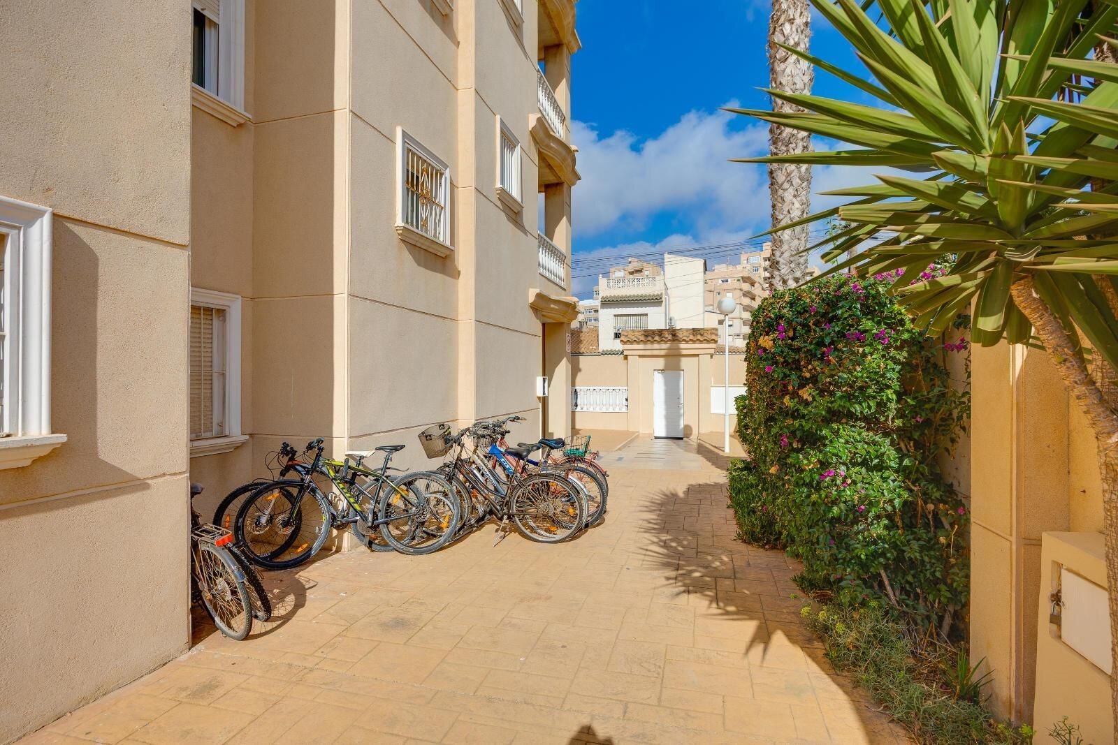 2-Bedroom Apartment in Parque las Naciones, Torrevieja - Image 13