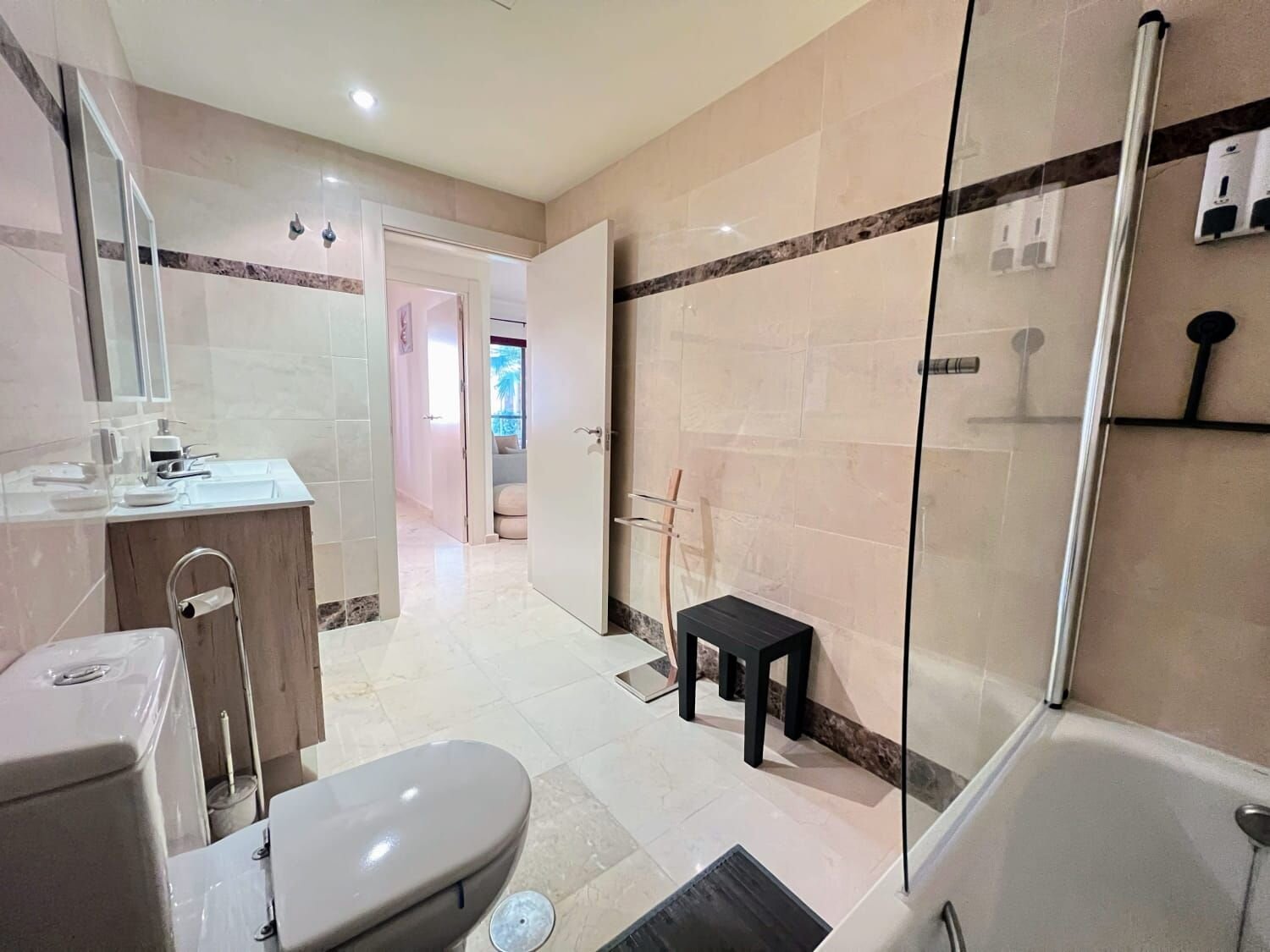 2-Bedroom Apartment in Los Alcázares - Image 11