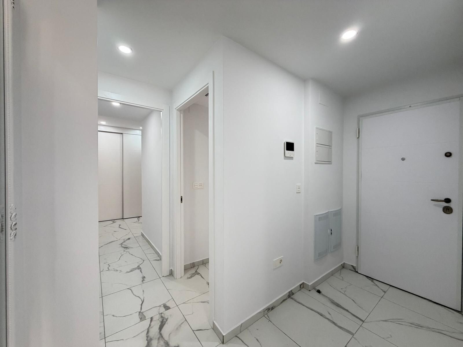 2-Bedroom Apartment in Estacion de Autobuses, Torrevieja - Image 3