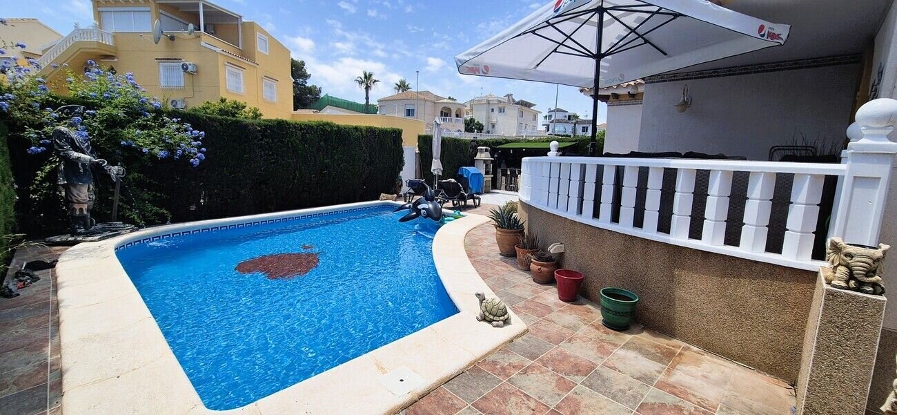 Villa de 4 Dormitorios en La Zenia, Orihuela Costa - Image 2