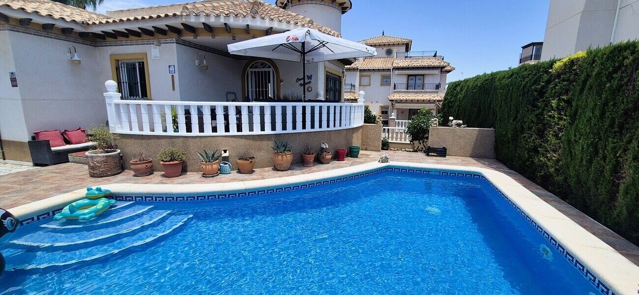 Villa de 4 Dormitorios en La Zenia, Orihuela Costa - Image 3