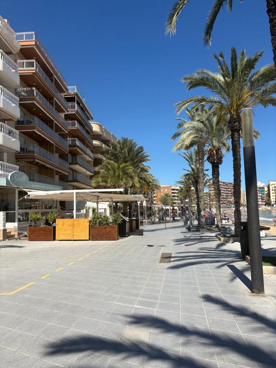 2-Bedroom Apartment in Paseo Maritimo, Torrevieja - Image 2