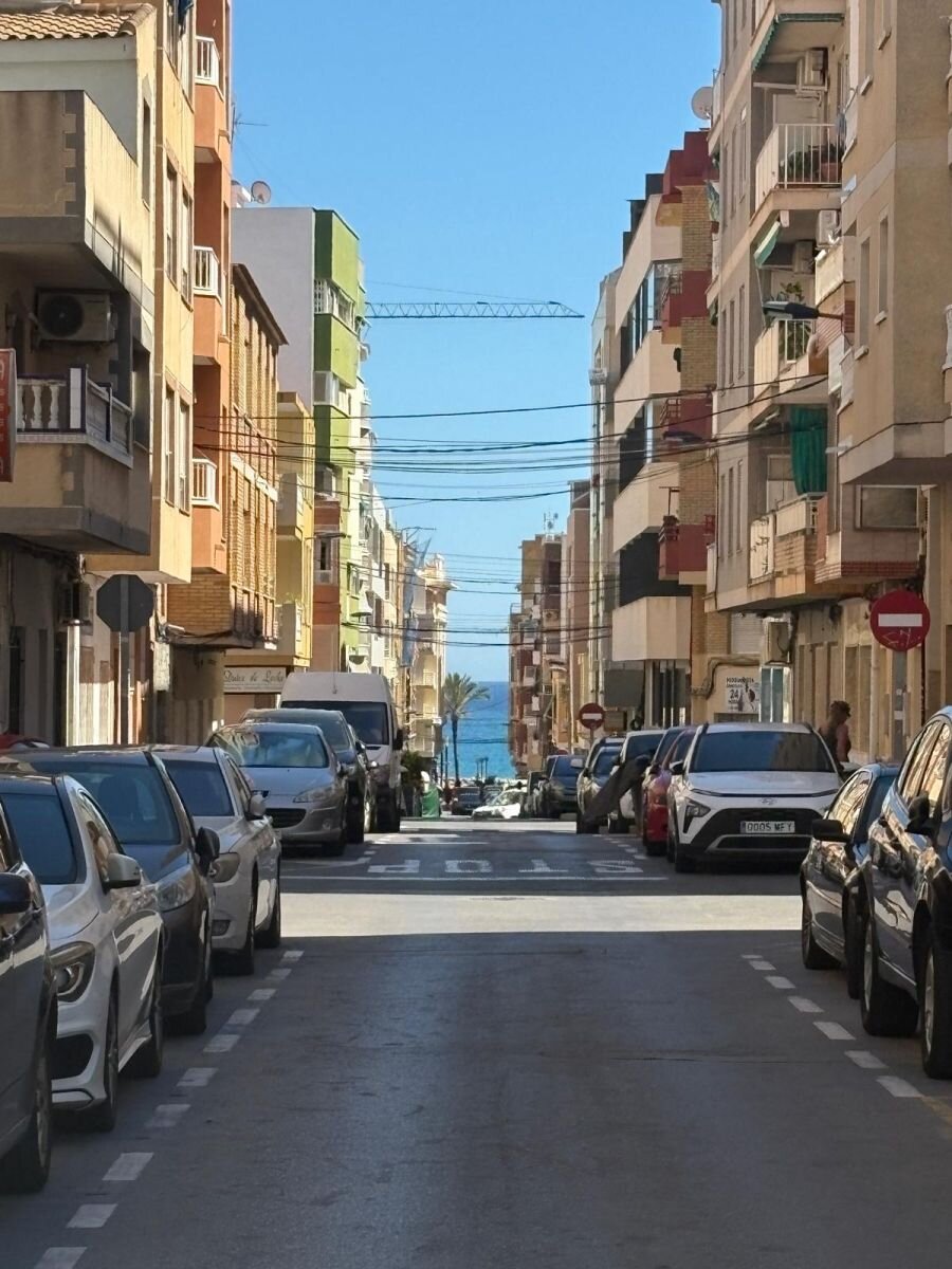 2-Bedroom Apartment in Paseo Maritimo, Torrevieja - Image 3