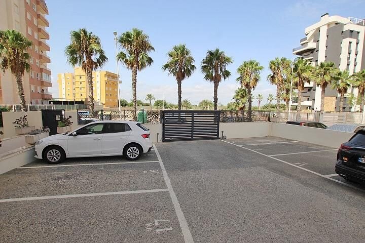 3-Bedroom Apartment in Avenida del Puerto, Guardamar del Segura - Image 24