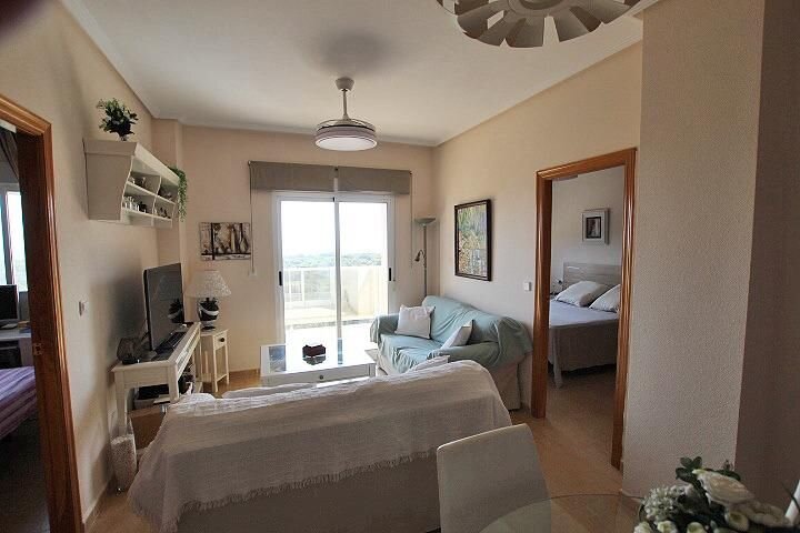 3-Bedroom Apartment in Avenida del Puerto, Guardamar del Segura - Image 9