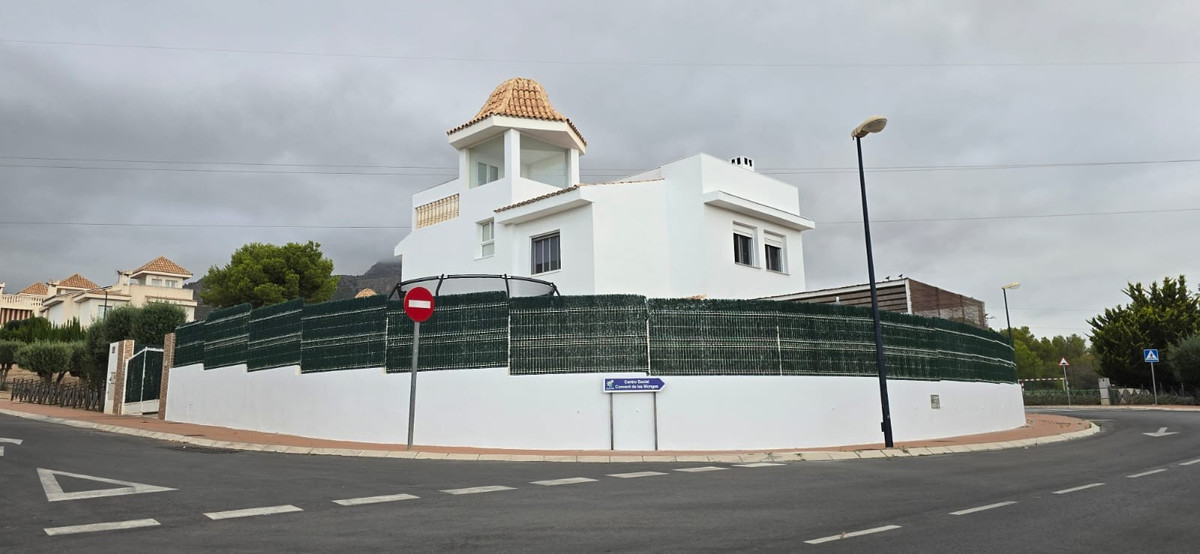 4-Bedroom Detached House in La Nucia | Sunny Casas - Cos... - Image 1