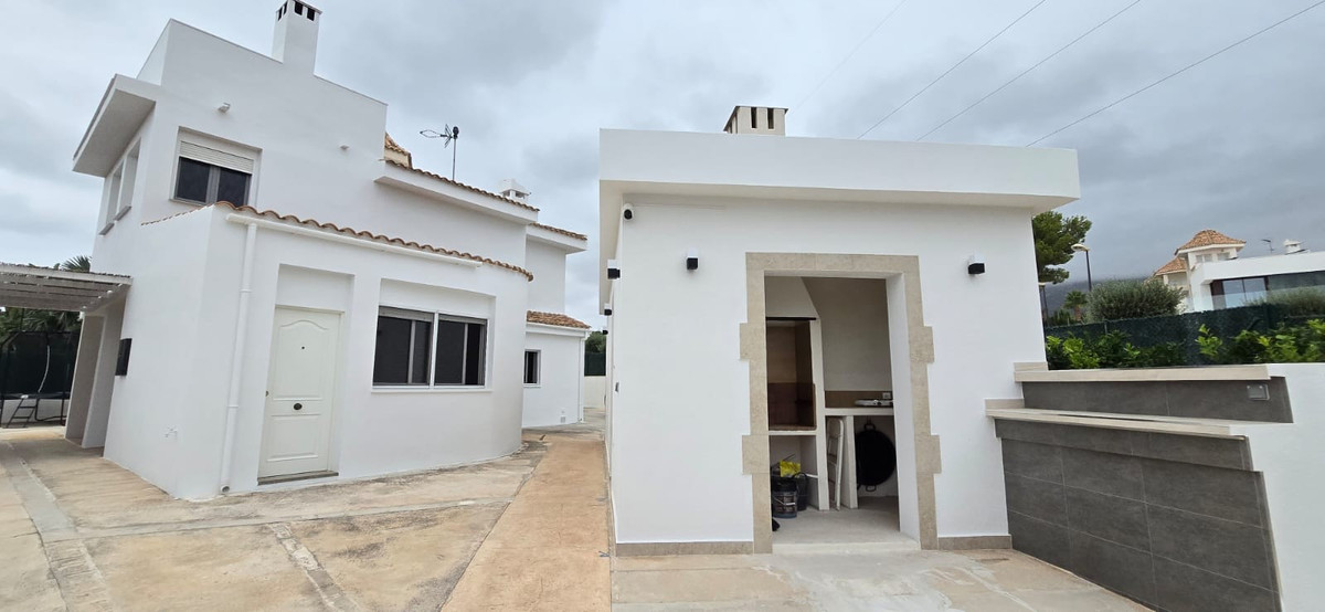 4-Bedroom Detached House in La Nucia | Sunny Casas - Cos... - Image 22