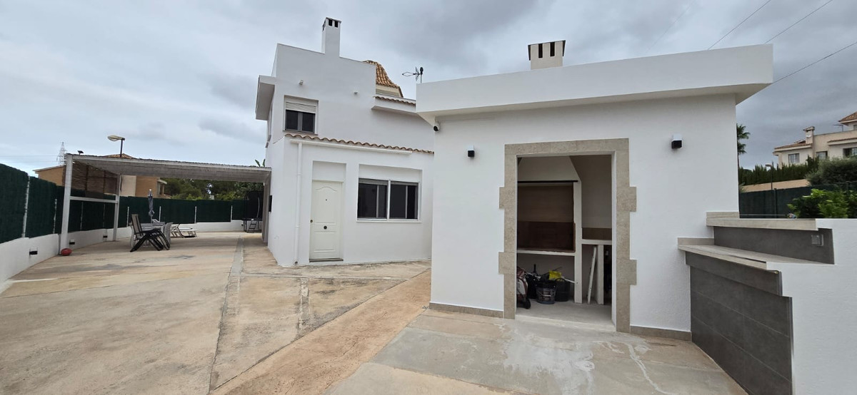 4-Bedroom Detached House in La Nucia | Sunny Casas - Cos... - Image 25