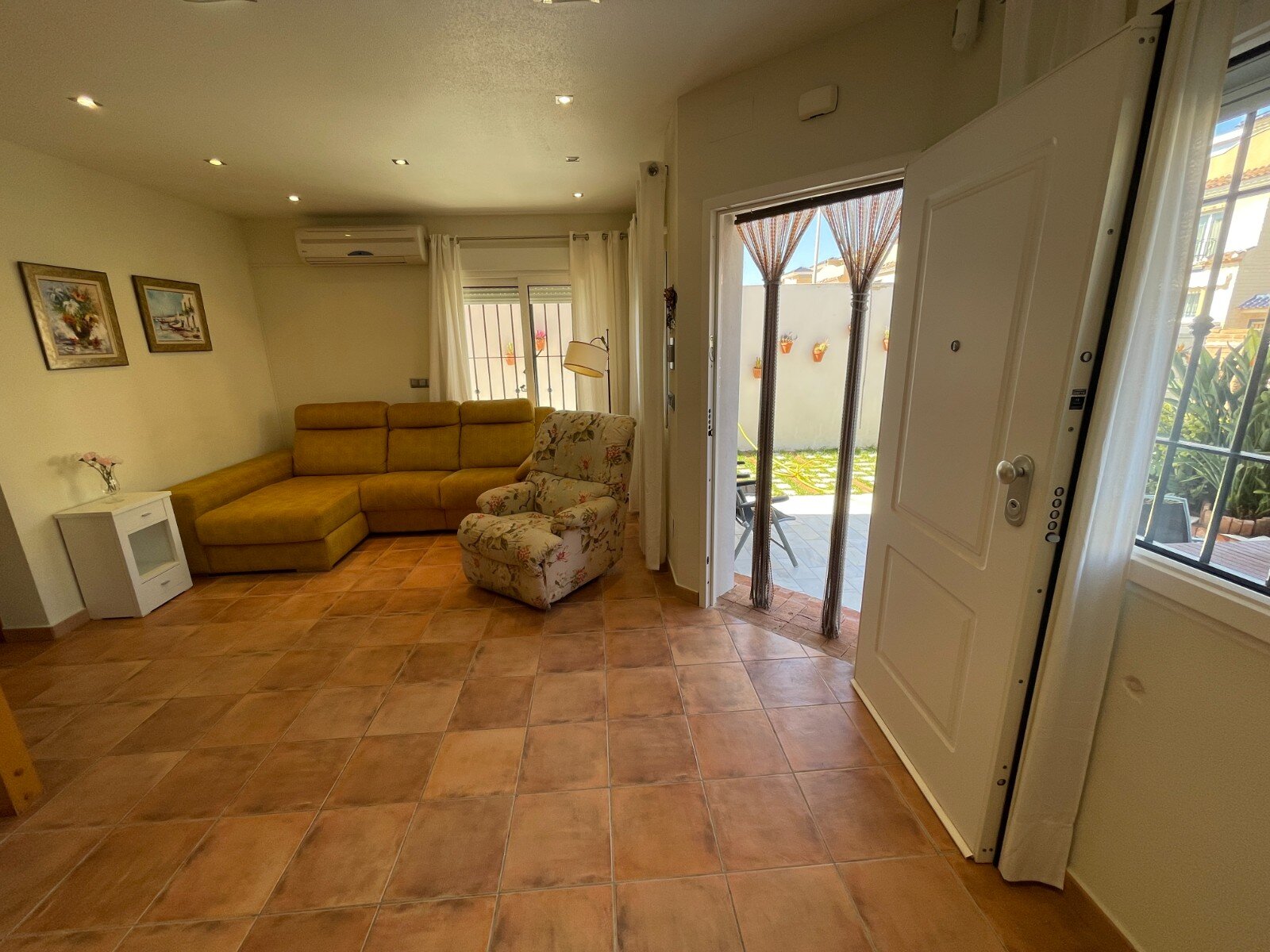 4-Bedroom House in Pilar de la Horadada - Image 11