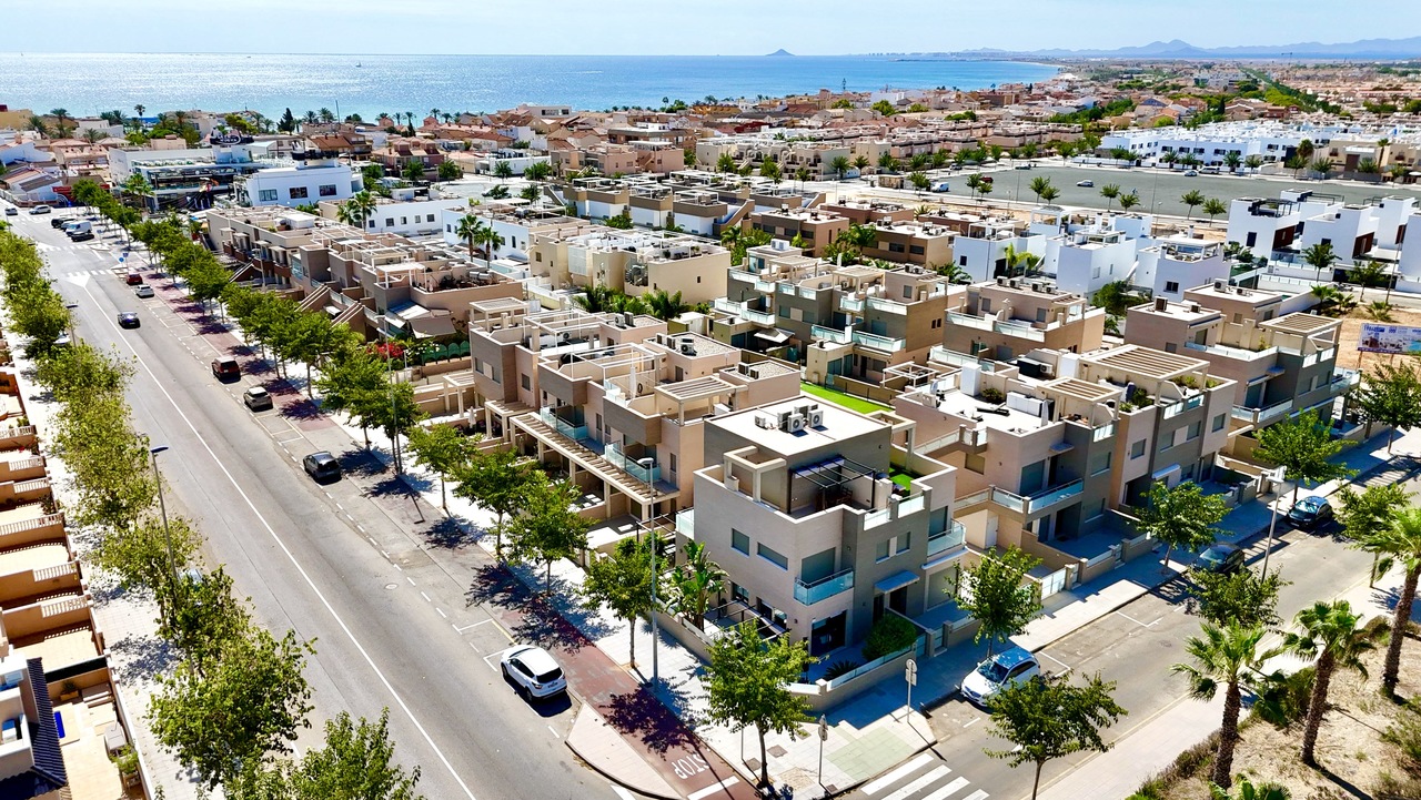 4-Bedroom Villa in Pilar de la Horadada - Image 1