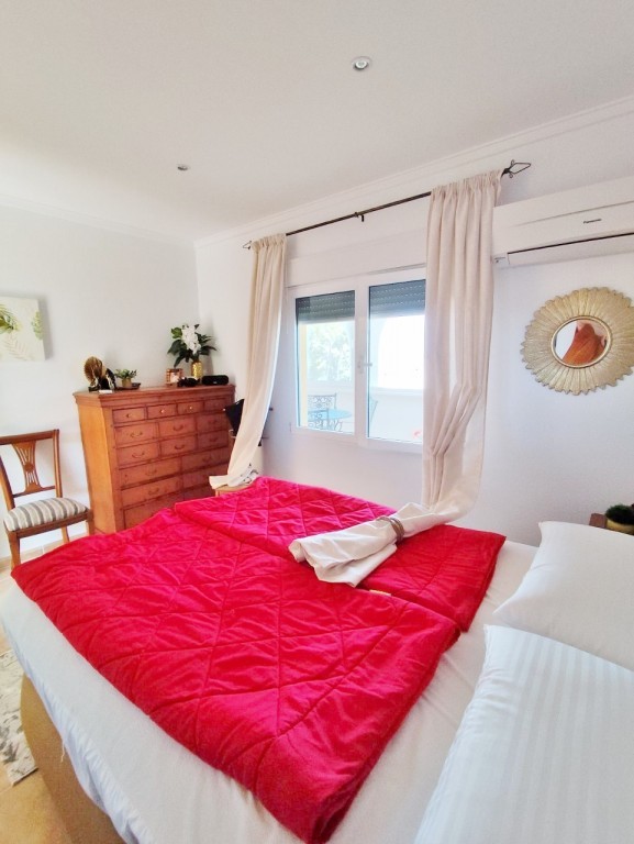 4-Bedroom Villa in Pueblo, San Miguel de Salinas - Image 12