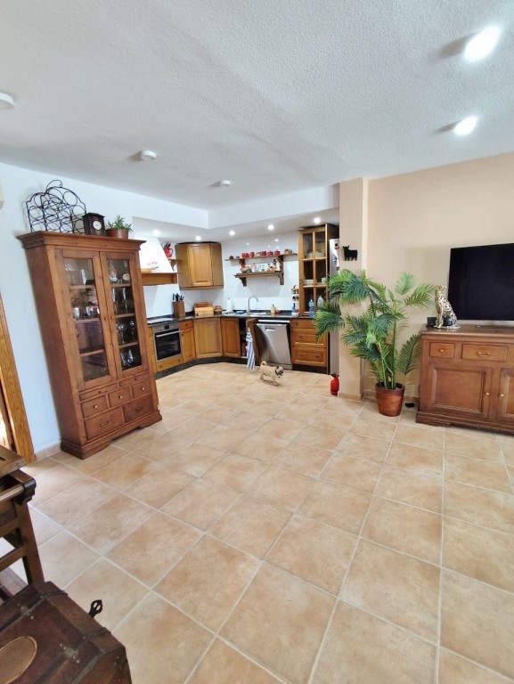 4-Bedroom Villa in Pueblo, San Miguel de Salinas - Image 9