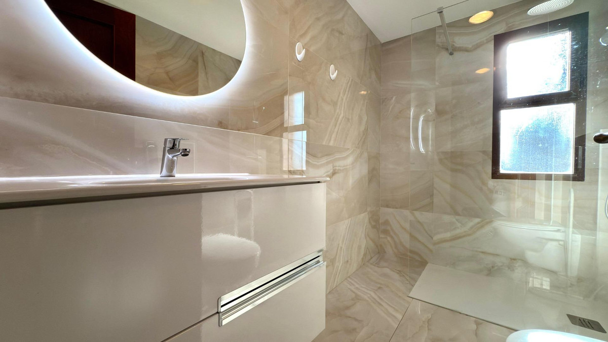 4-Bedroom Middle Floor Apartment in  Benidorm | Sunny Cas... - Image 10