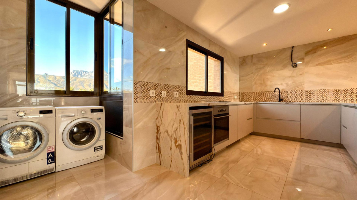 4-Bedroom Middle Floor Apartment in  Benidorm | Sunny Cas... - Image 11