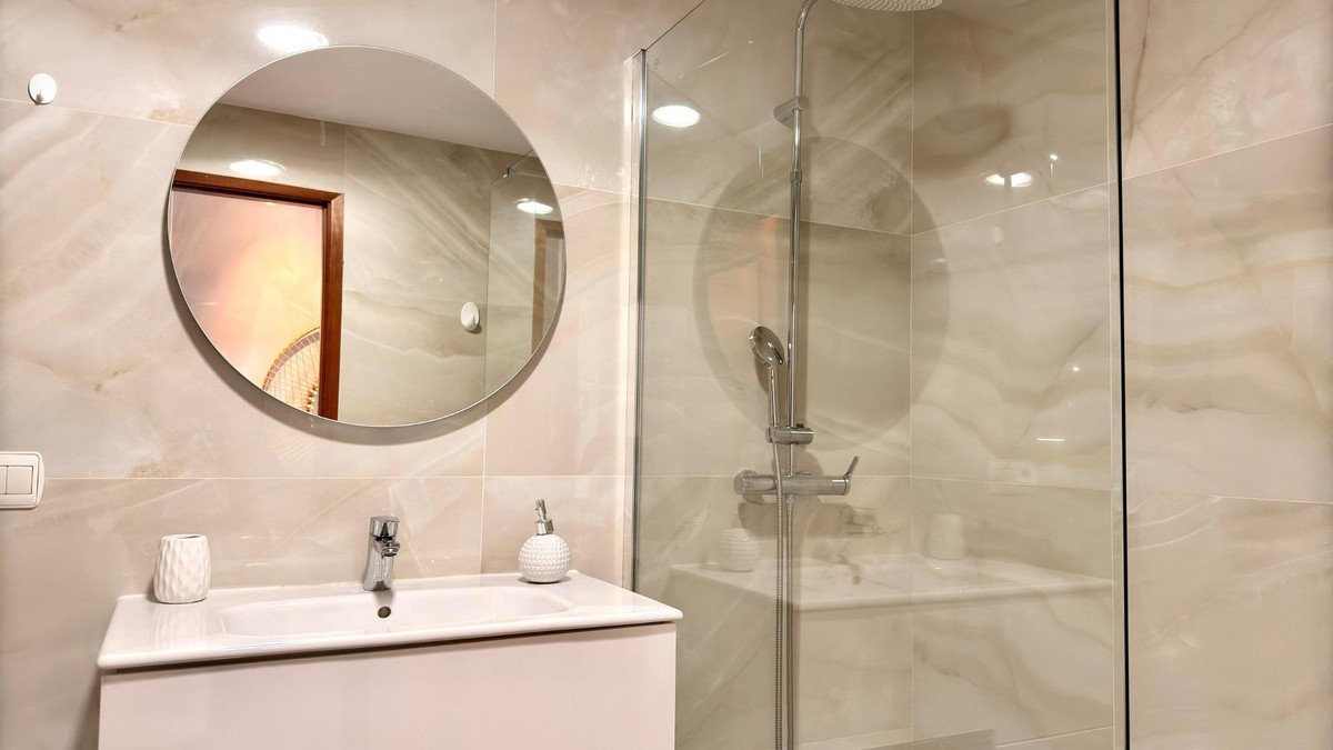 4-Bedroom Middle Floor Apartment in  Benidorm | Sunny Cas... - Image 18