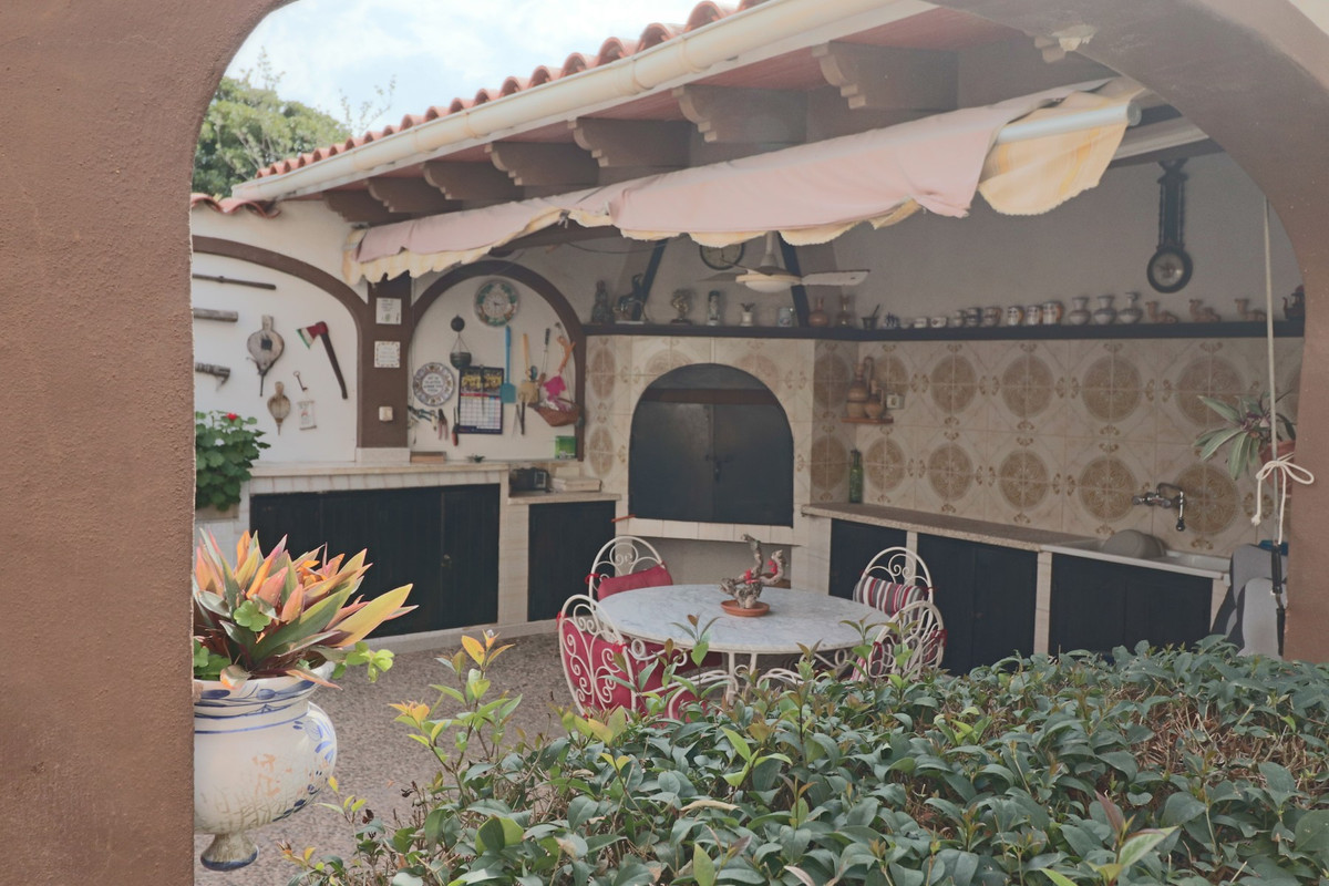 6-Bedroom Detached House in La Nucia | Sunny Casas - Cos... - Image 10