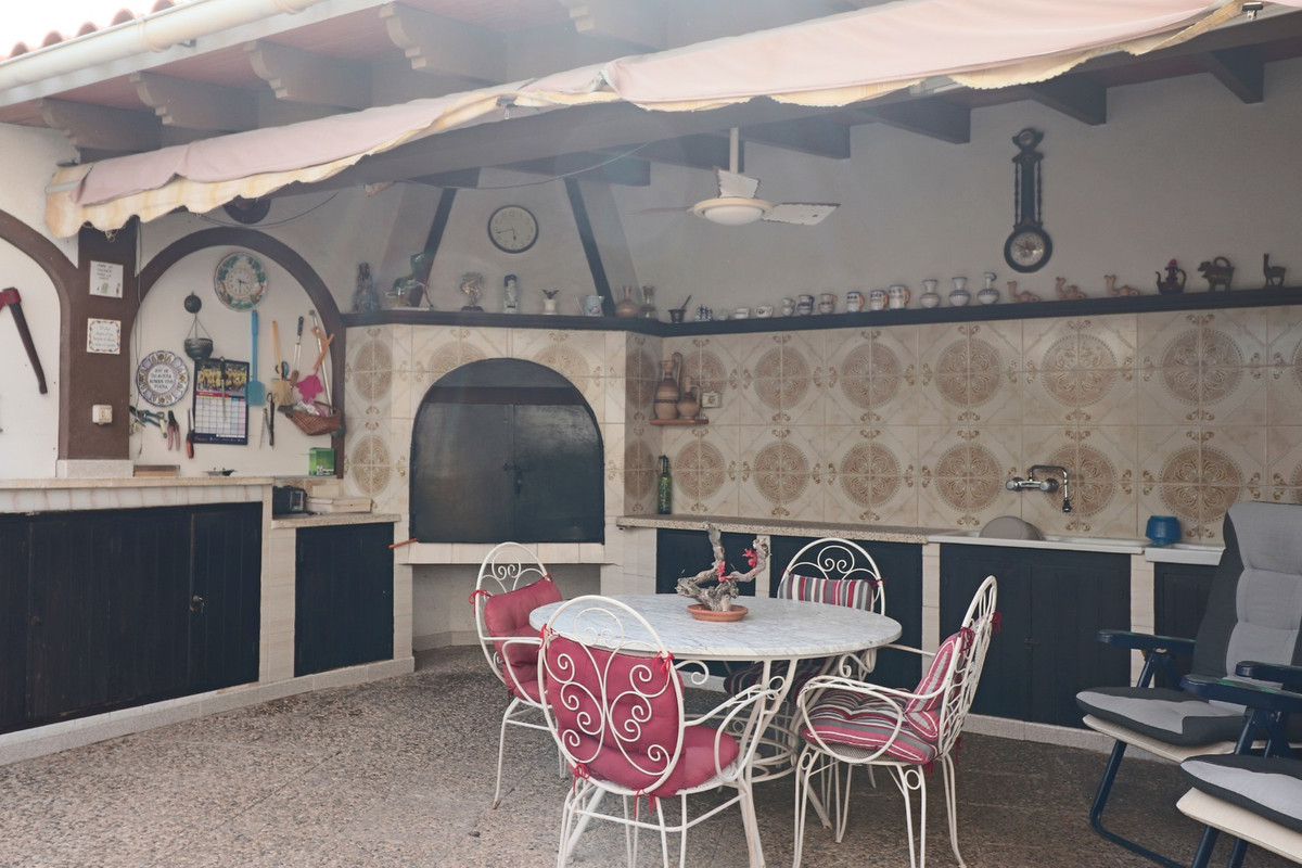 6-Bedroom Detached House in La Nucia | Sunny Casas - Cos... - Image 9