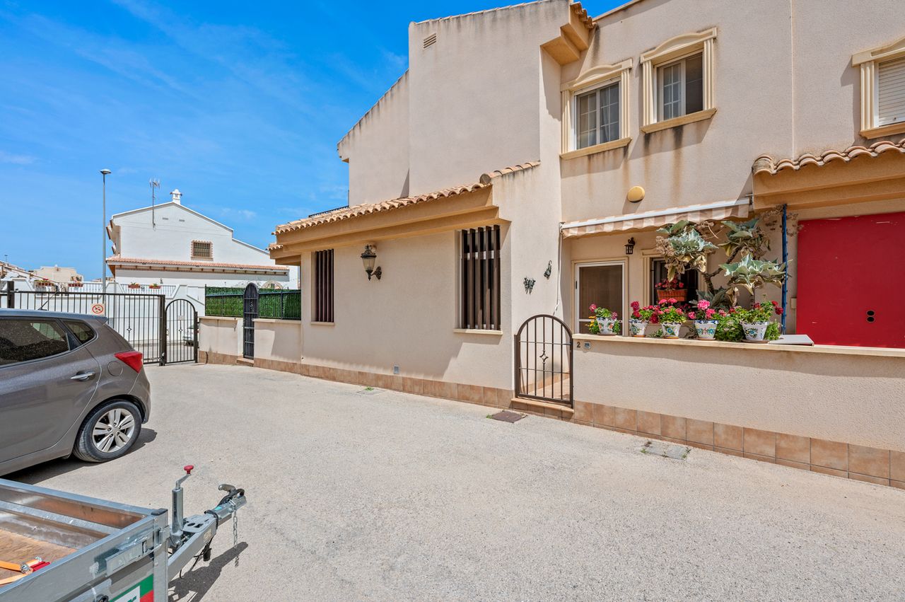 2-Bedroom House in Bellavista, San Miguel de Salinas - Image 36